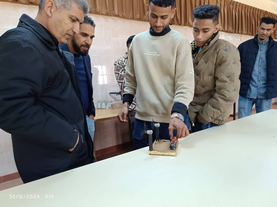 تطبيقات معملية لطلاب قسم الفيزياء بكلية التربية زلطن