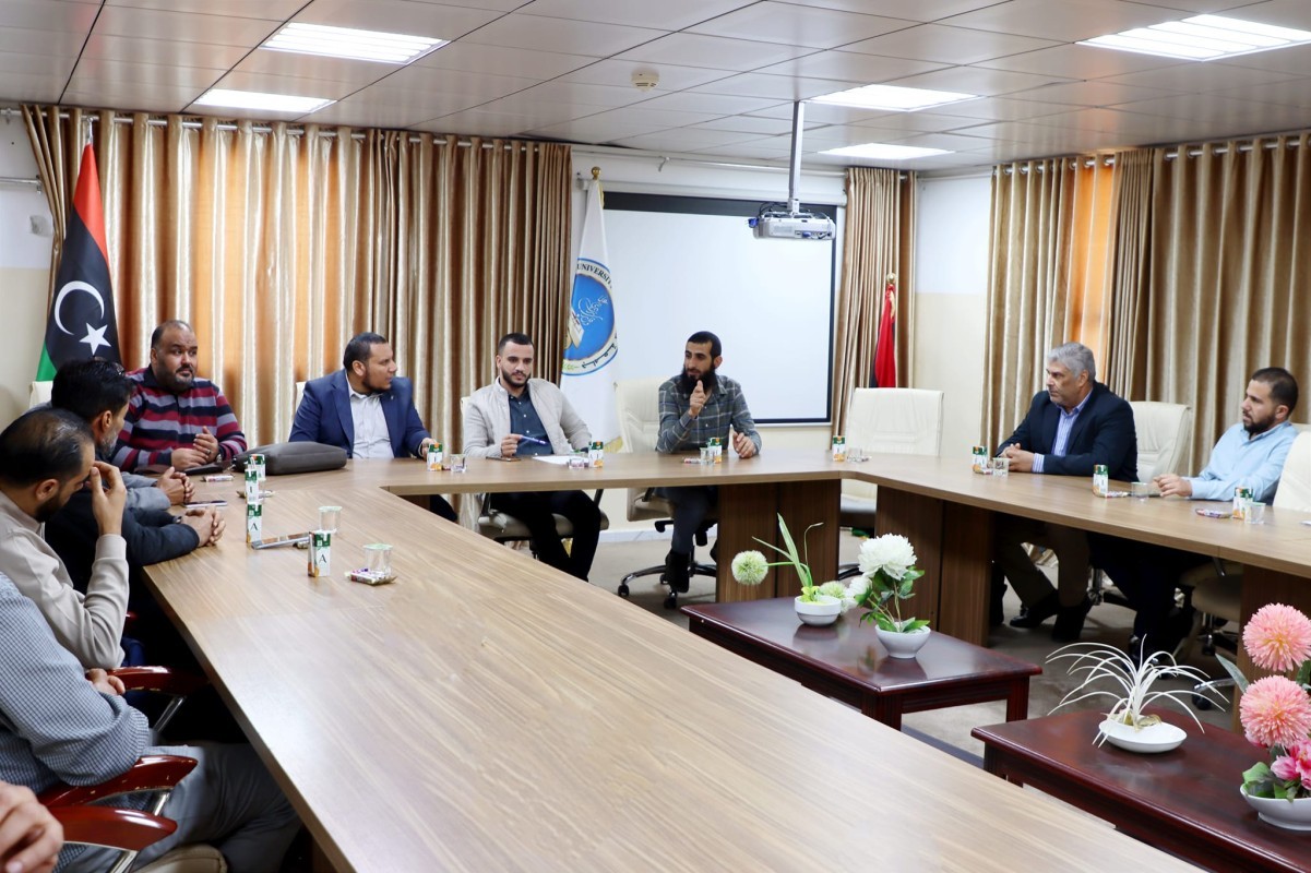 اجتماع مدير مركز المعلومات والتوثيق بالجامعة مع رؤساء أقسام الدراسة والامتحانات بالكليات