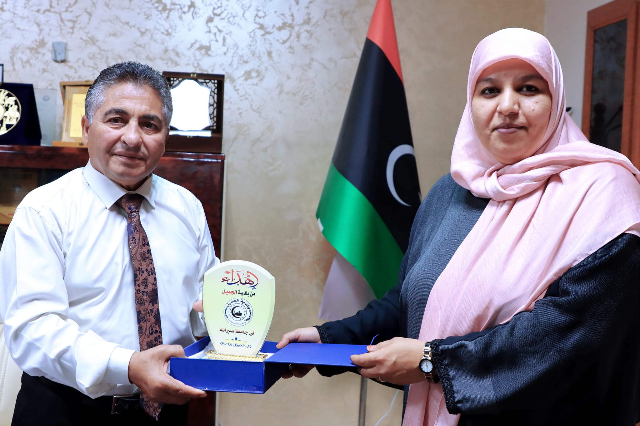 Aljamil Municipal Council presents a commemorative plaque to the University of Sabratha